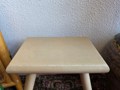 Vintage houten krukje plantentafeltje cremekleur