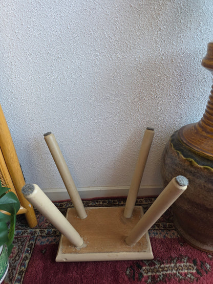 Vintage houten krukje plantentafeltje cremekleur
