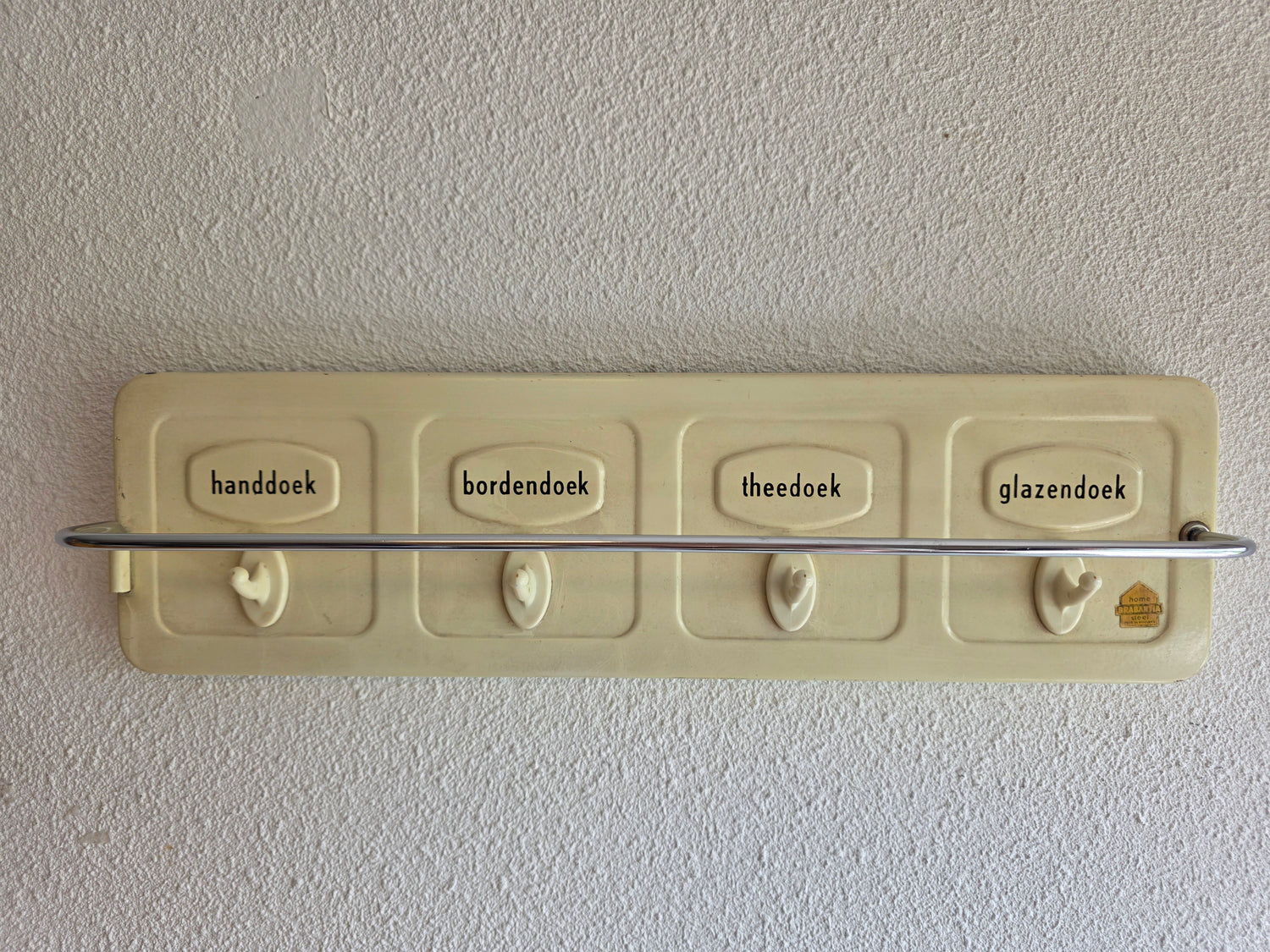 Vintage wit metalen handdoekenrek jaren ’60 – met haakjes en stang