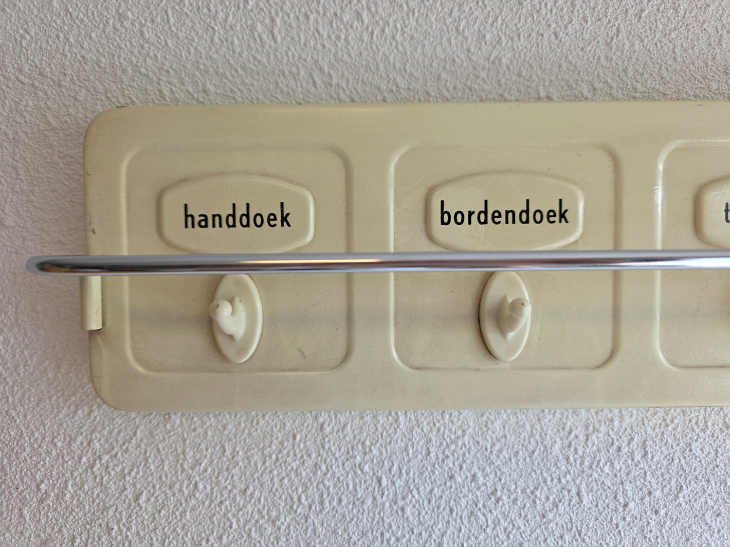 Vintage wit metalen handdoekenrek jaren ’60 – met haakjes en stang