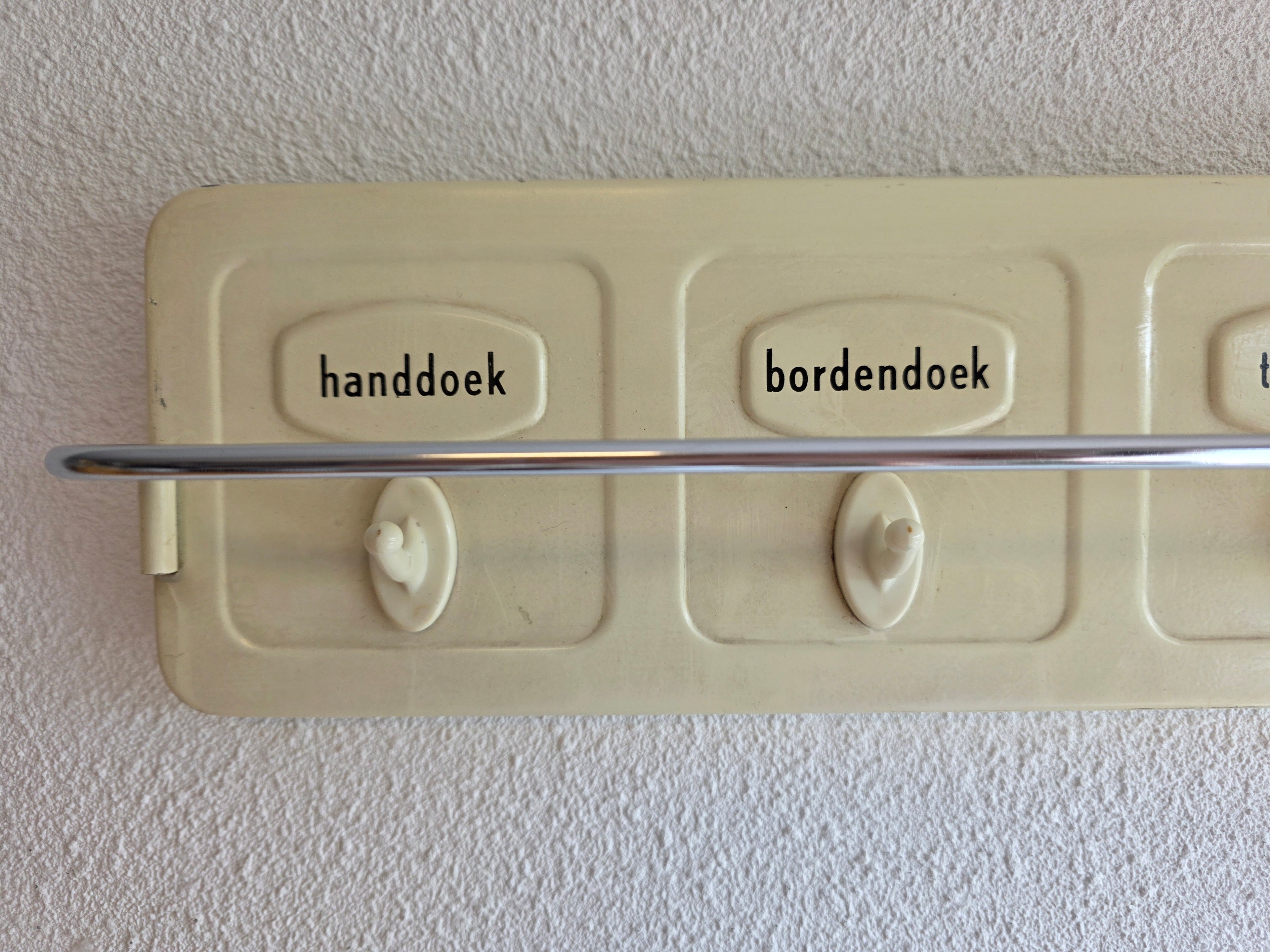 Vintage wit metalen handdoekenrek jaren ’60 – met haakjes en stang