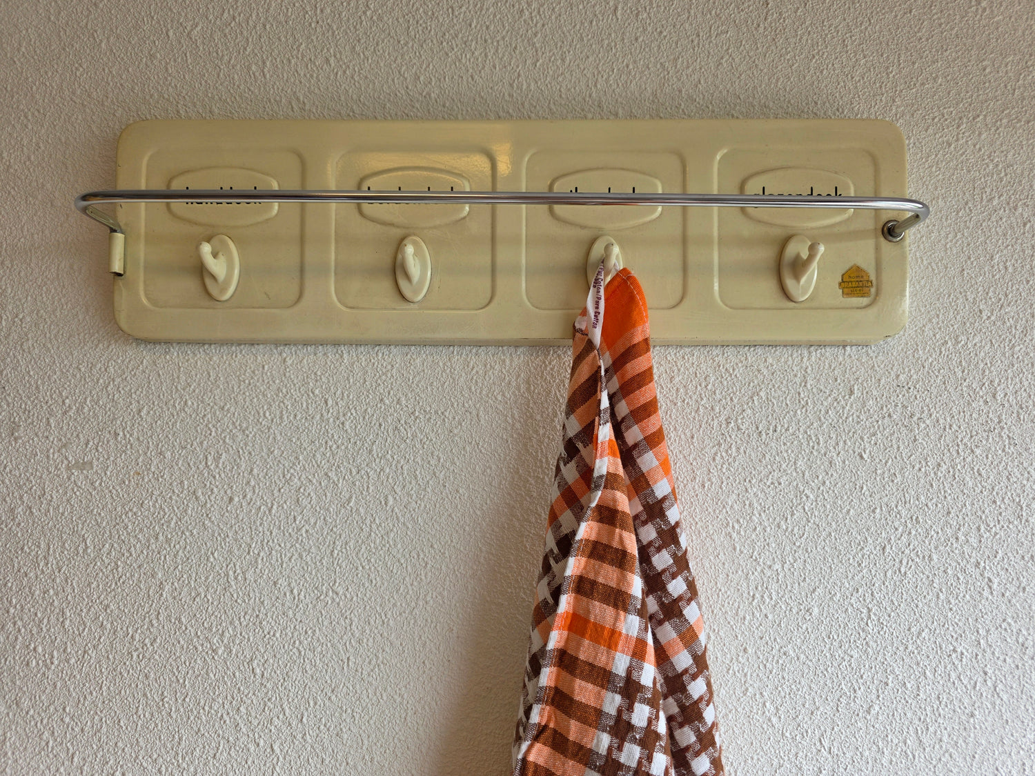 Vintage wit metalen handdoekenrek jaren ’60 – met haakjes en stang