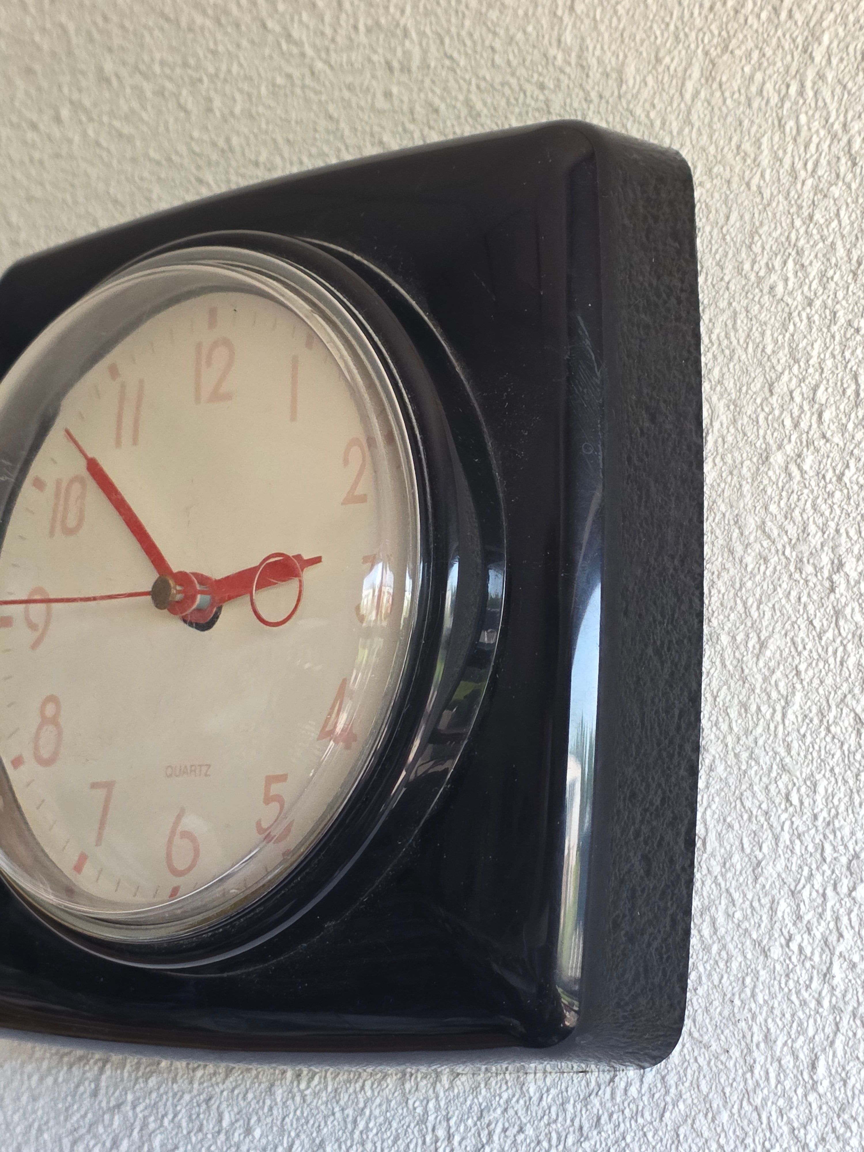 Vintage kunststof wandklok zwart vierkant