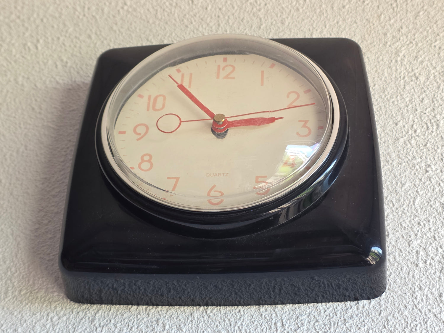 Vintage kunststof wandklok zwart vierkant