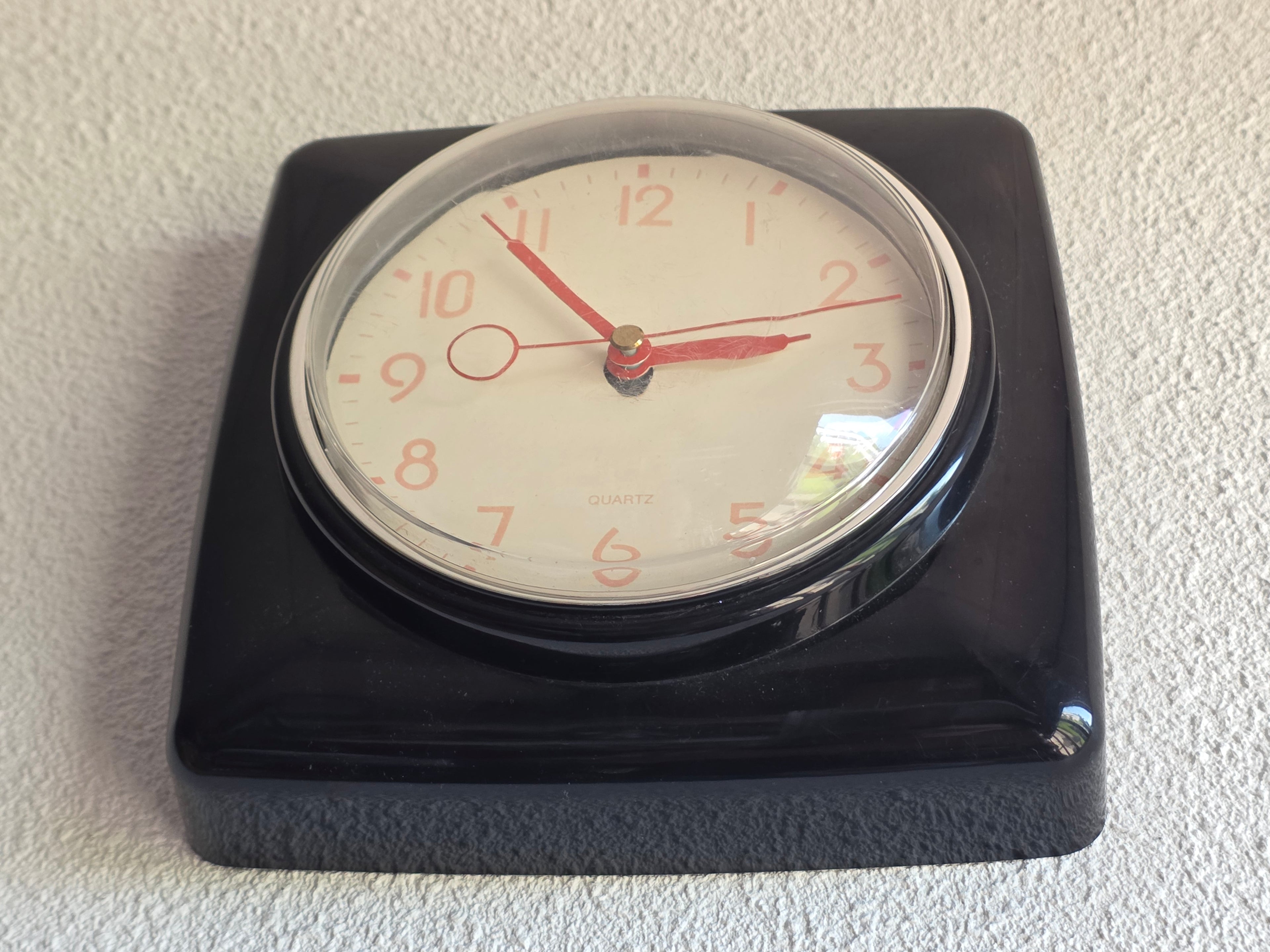 Vintage kunststof wandklok zwart vierkant