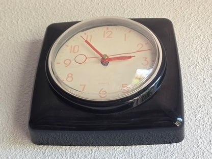 Vintage kunststof wandklok zwart vierkant