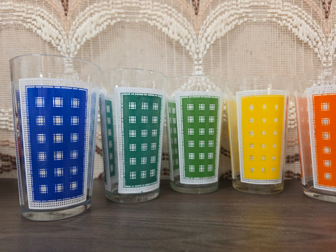 Vintage gekleurde glazen set geruit