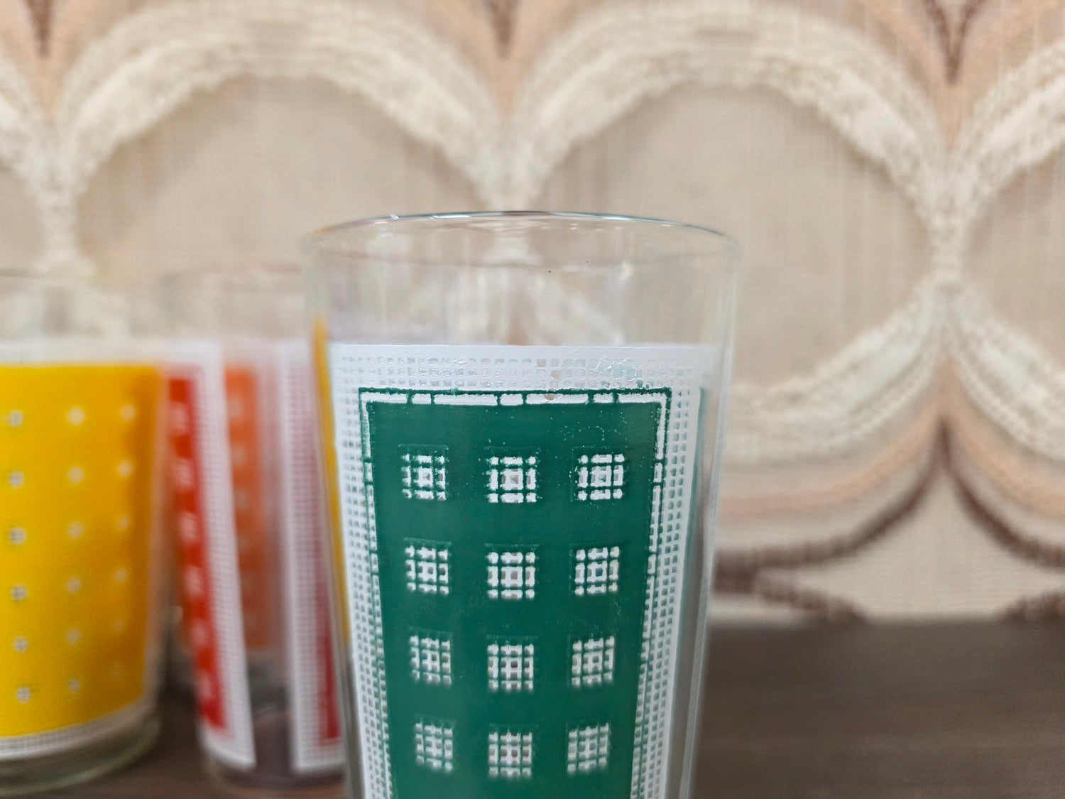 Vintage gekleurde glazen set geruit