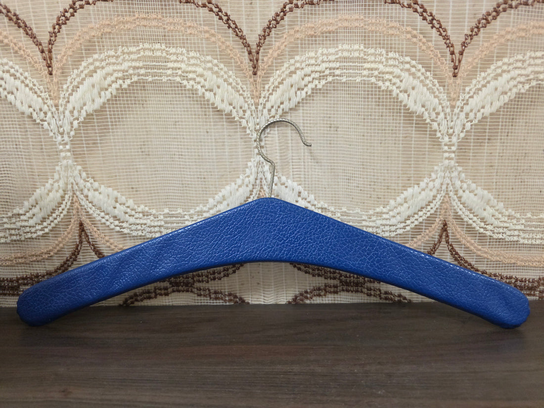 Vintage kledinghanger skaileer donkerblauw met studs