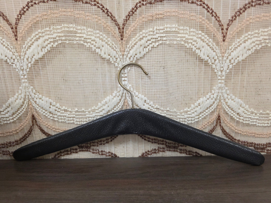 Vintage zwarte kledinghanger met studs