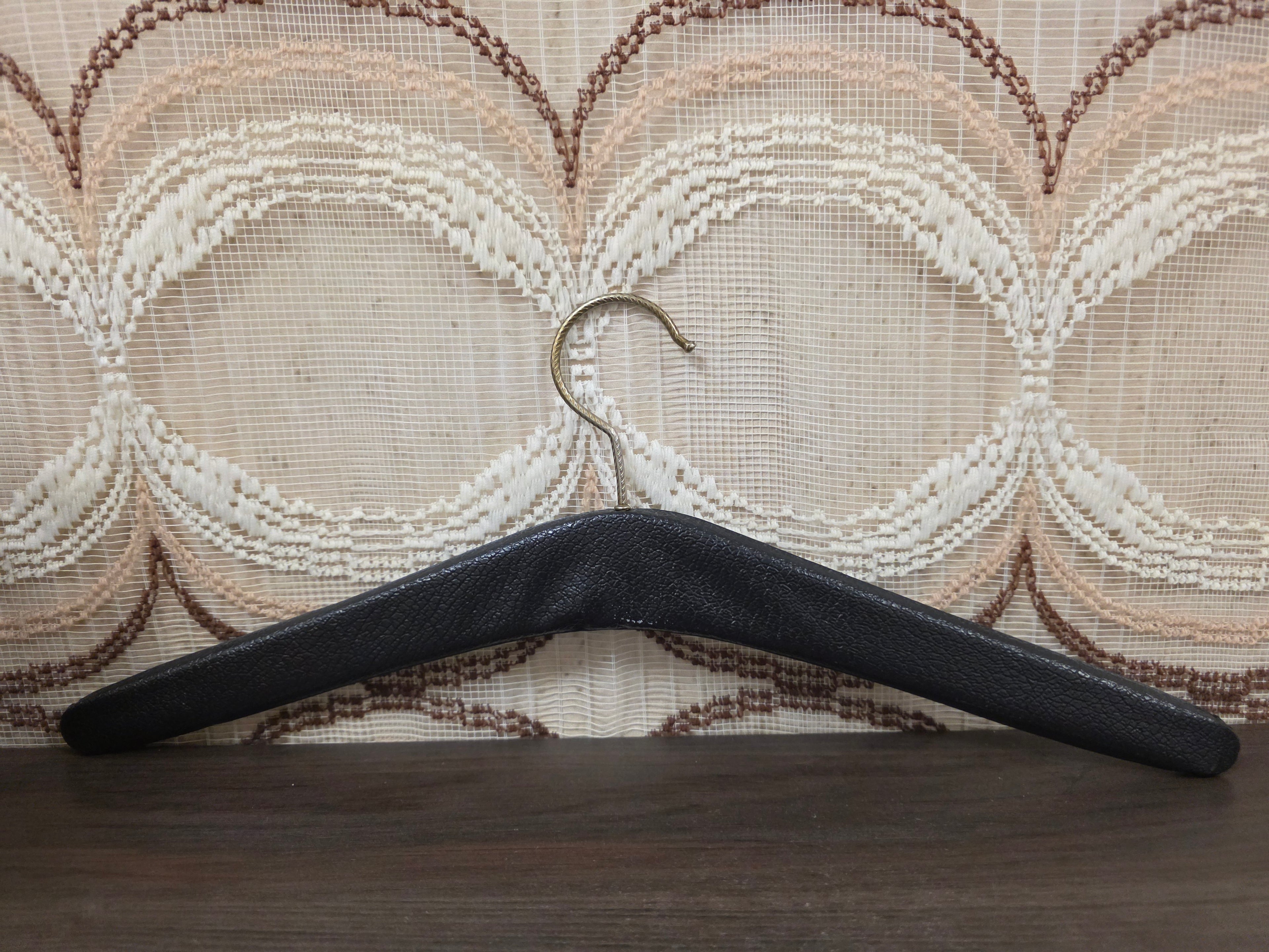 Vintage zwarte kledinghanger met studs