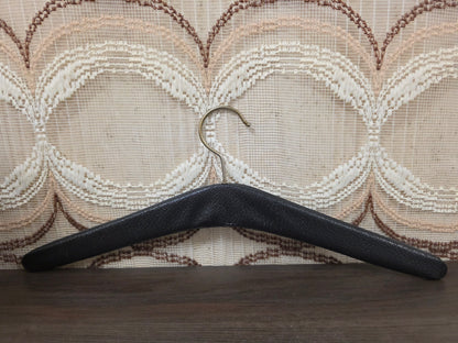 Vintage zwarte kledinghanger met studs