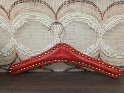 Vintage rode skailederen kledinghanger met studs