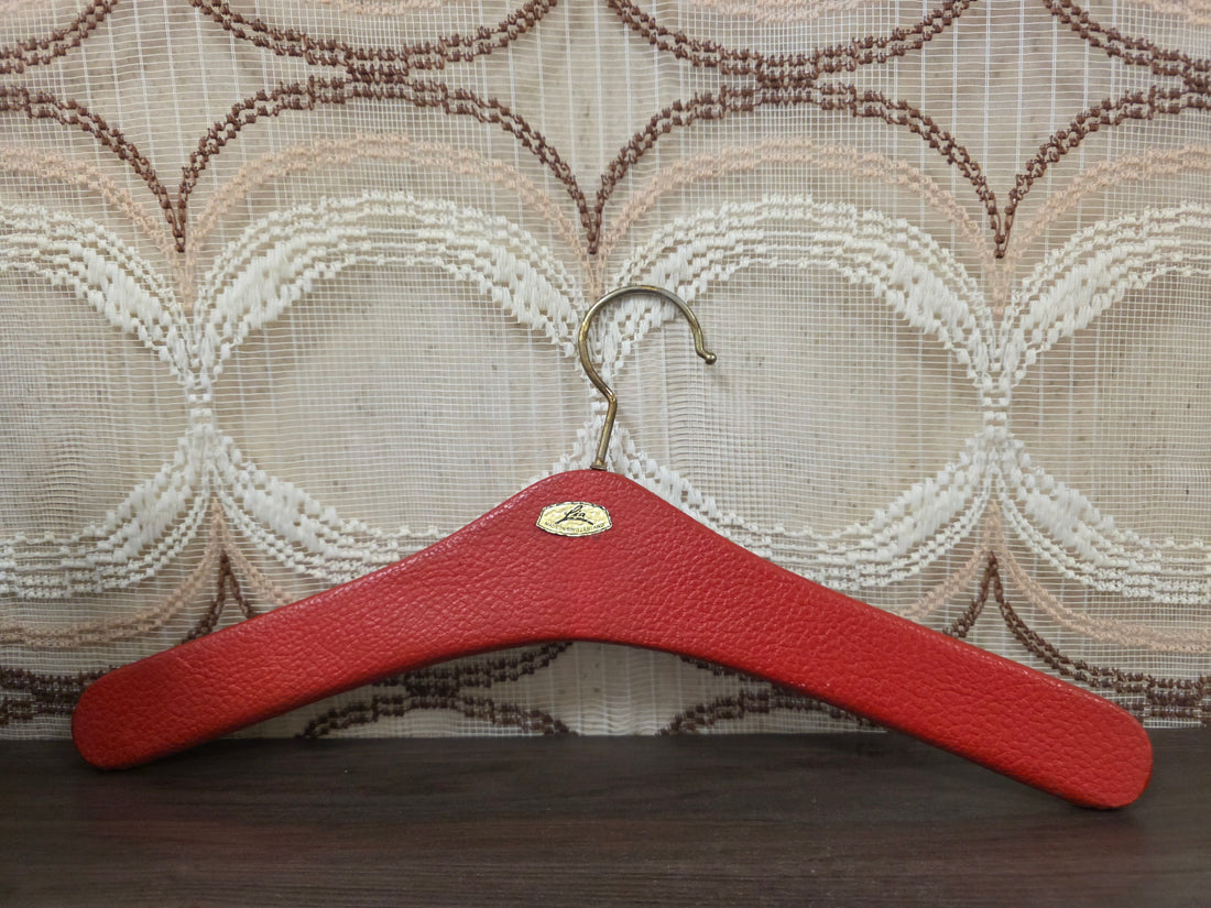 Vintage rode skailederen kledinghanger met studs