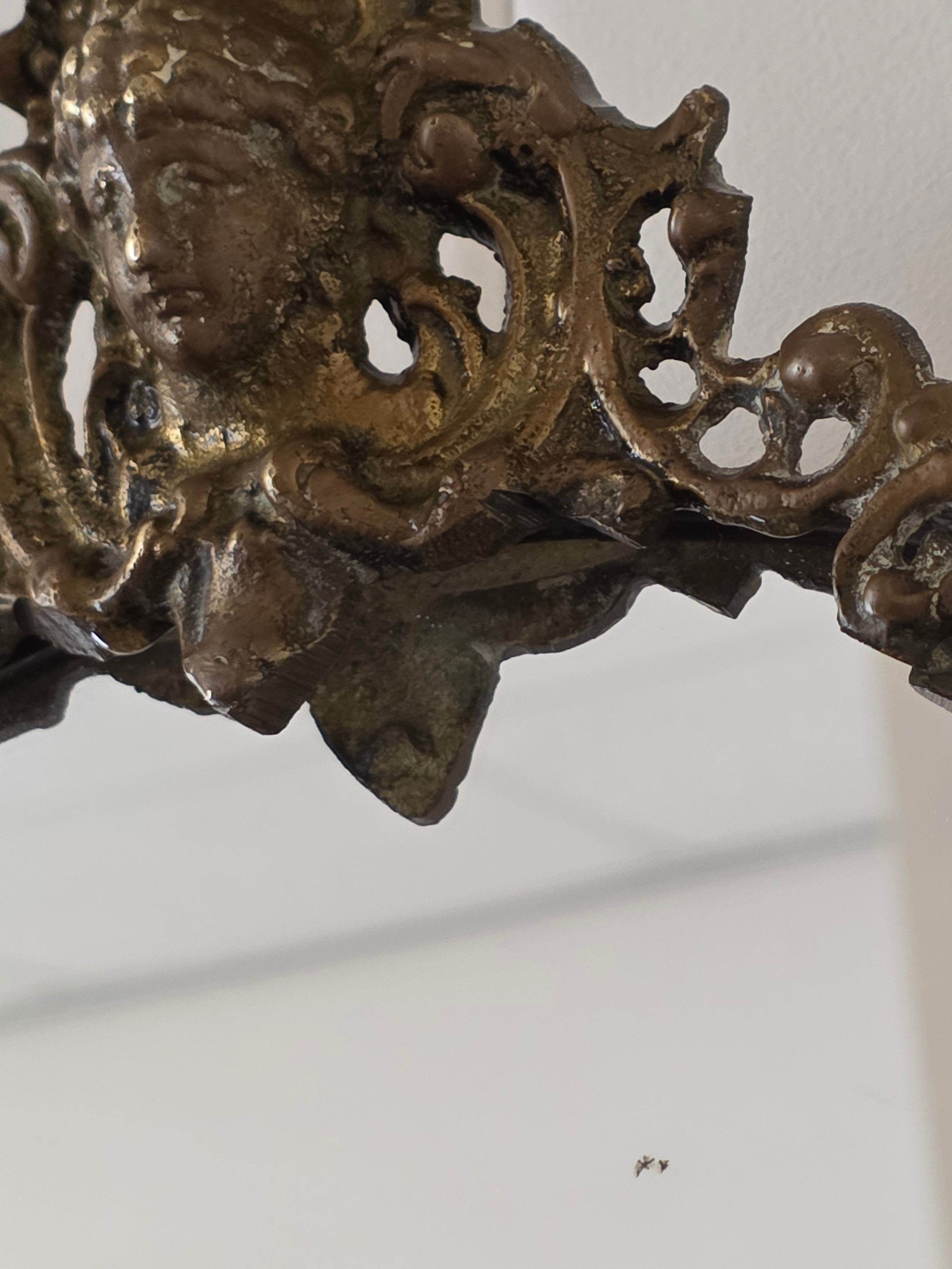 Vintage spiegel in rococo-stijl met ornamenten
