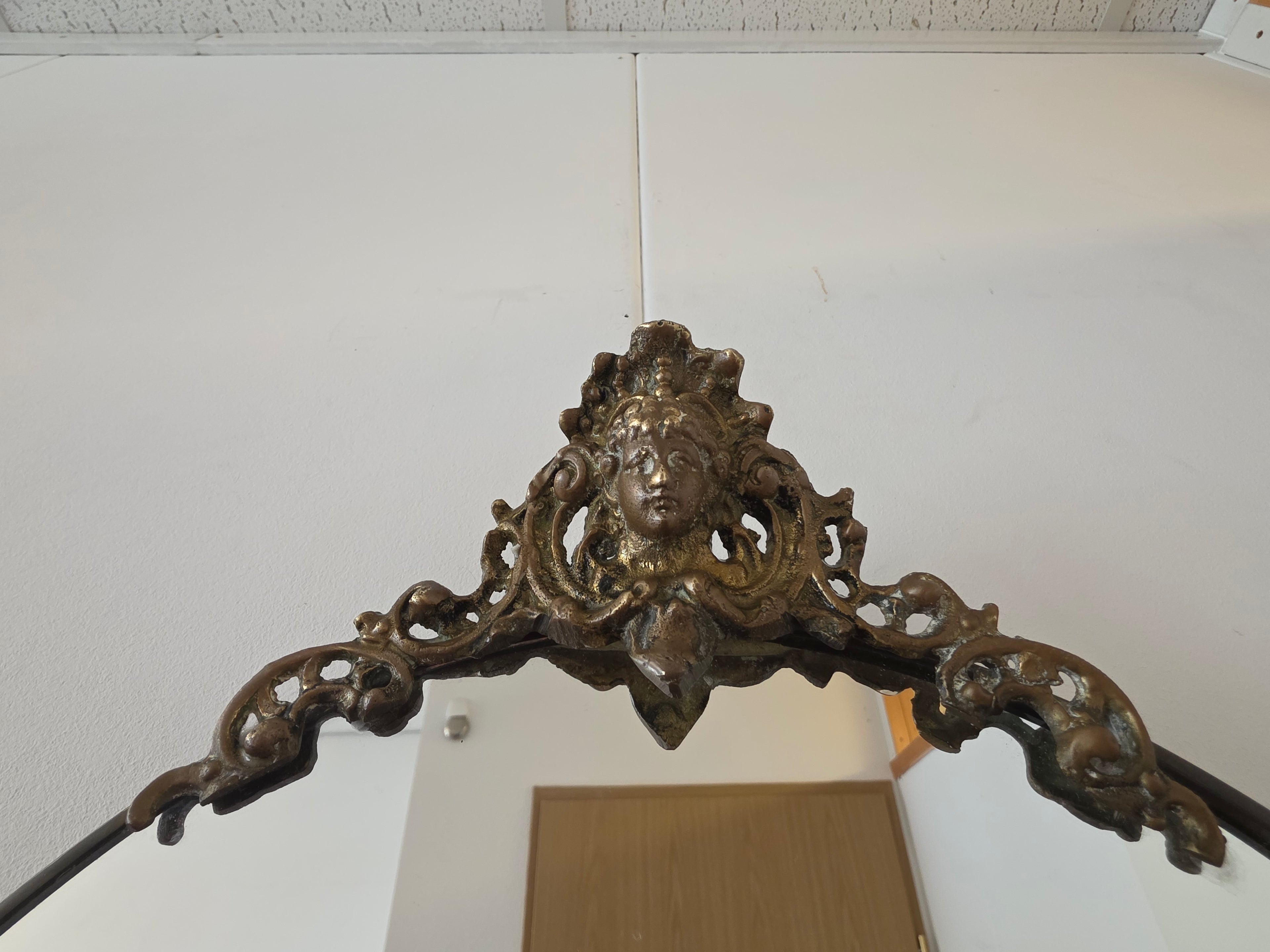 Vintage spiegel in rococo-stijl met ornamenten