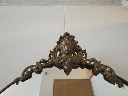 Vintage spiegel in rococo-stijl met ornamenten