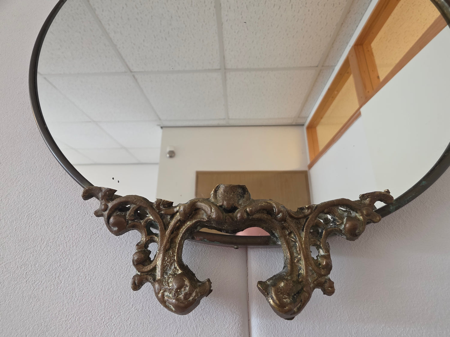 Vintage spiegel in rococo-stijl met ornamenten