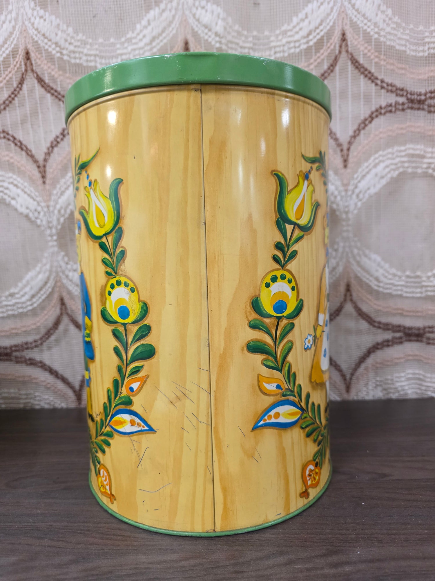 Vintage voorraadblik met folklorisch stel
