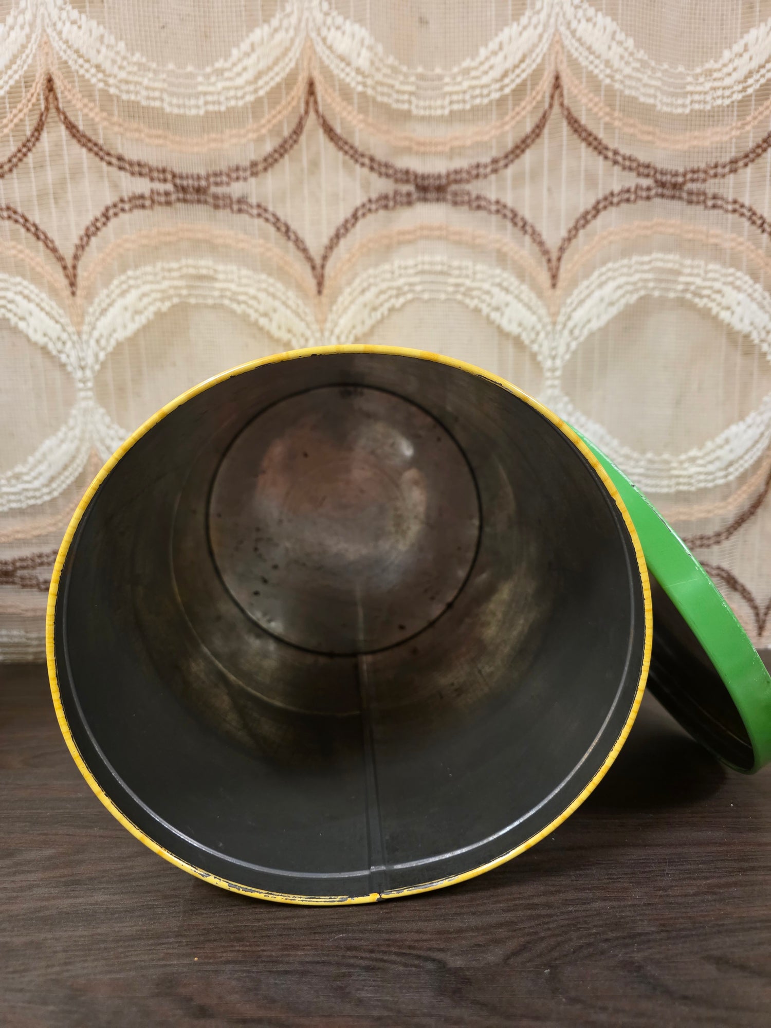 Vintage voorraadblik met folklorisch stel