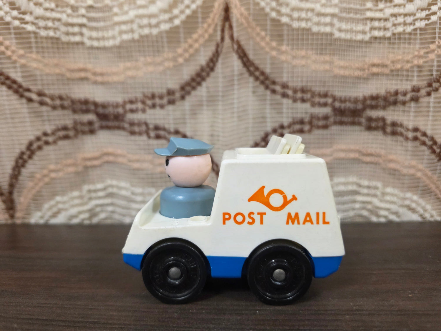 Fisher-Price postwagen met postbode met post