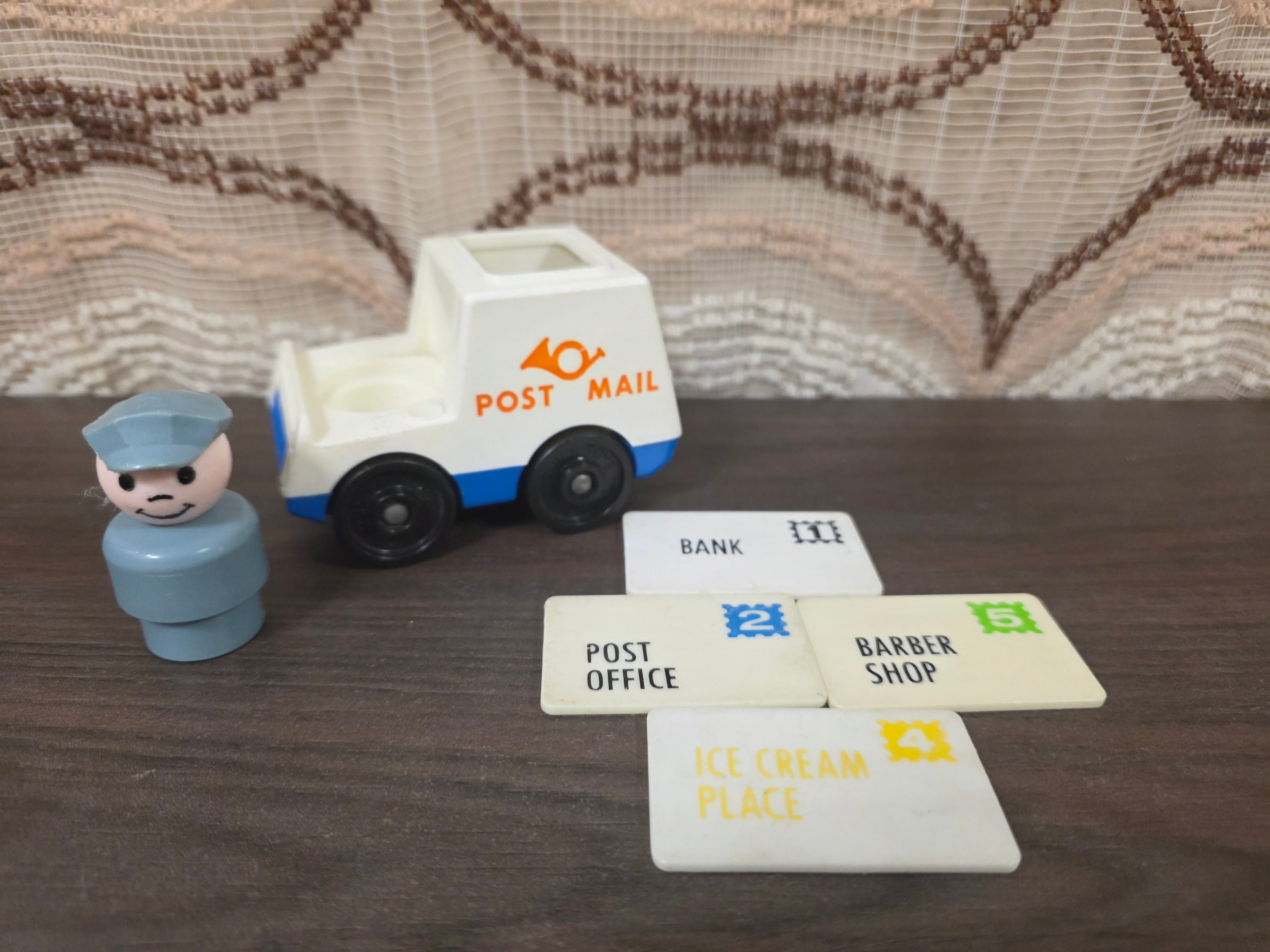 Fisher-Price postwagen met postbode met post