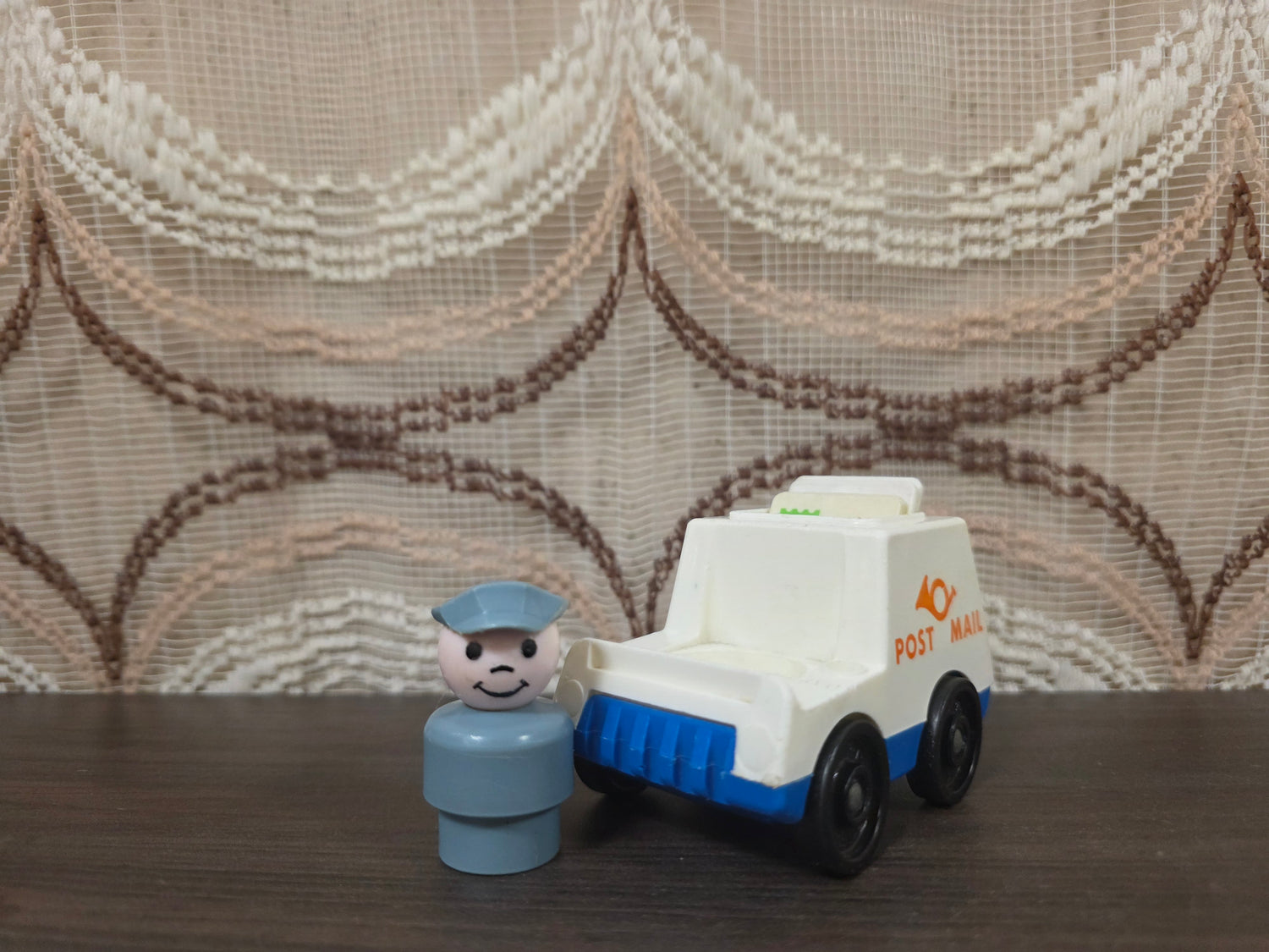 Fisher-Price postwagen met postbode met post