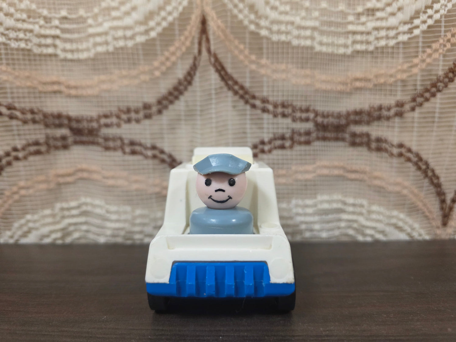 Fisher-Price postwagen met postbode met post