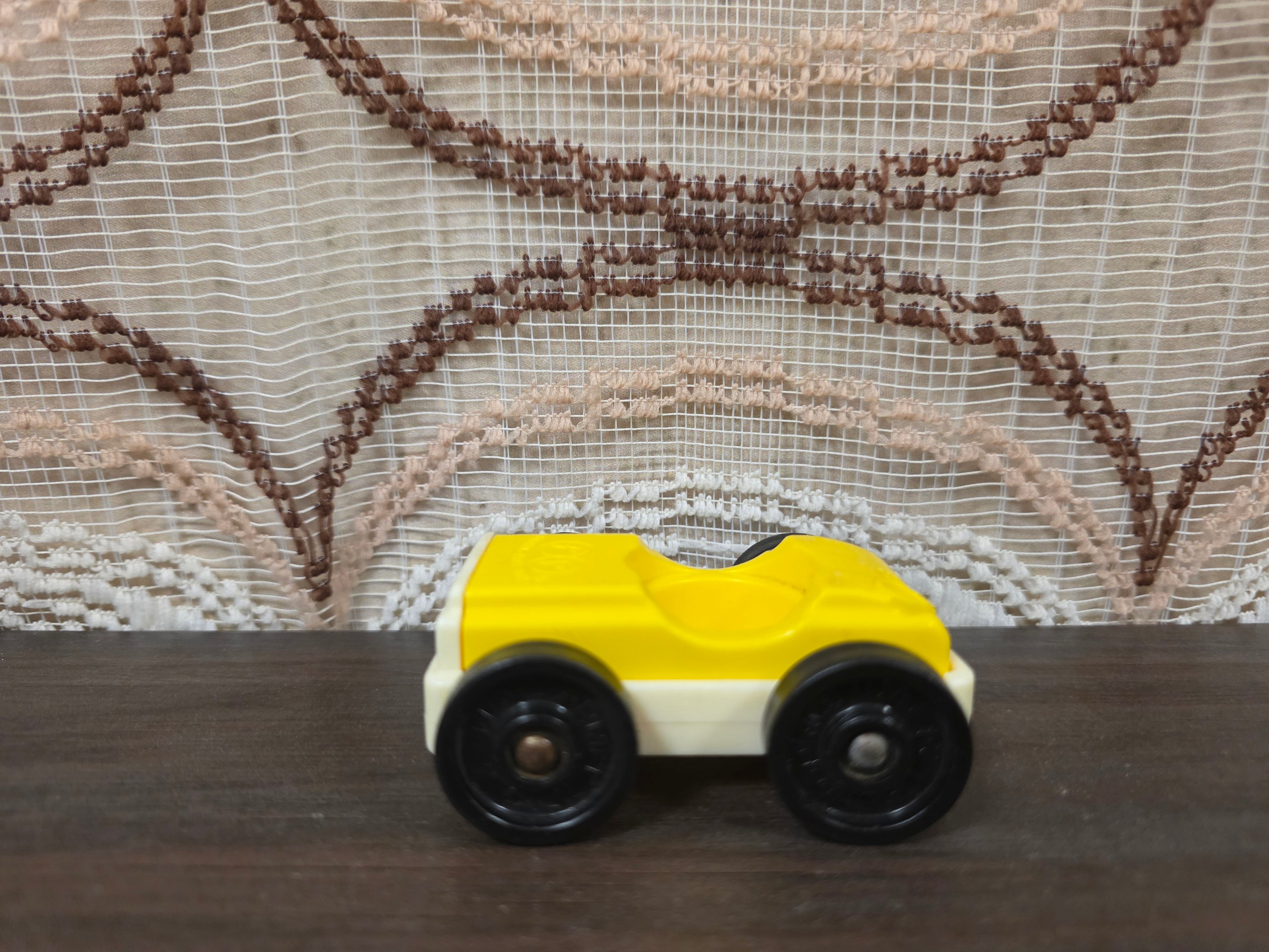 Fisher-Price auto geel wit