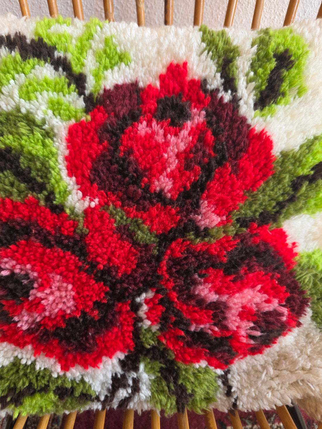 Vintage handgeknoopt bloemenkussen