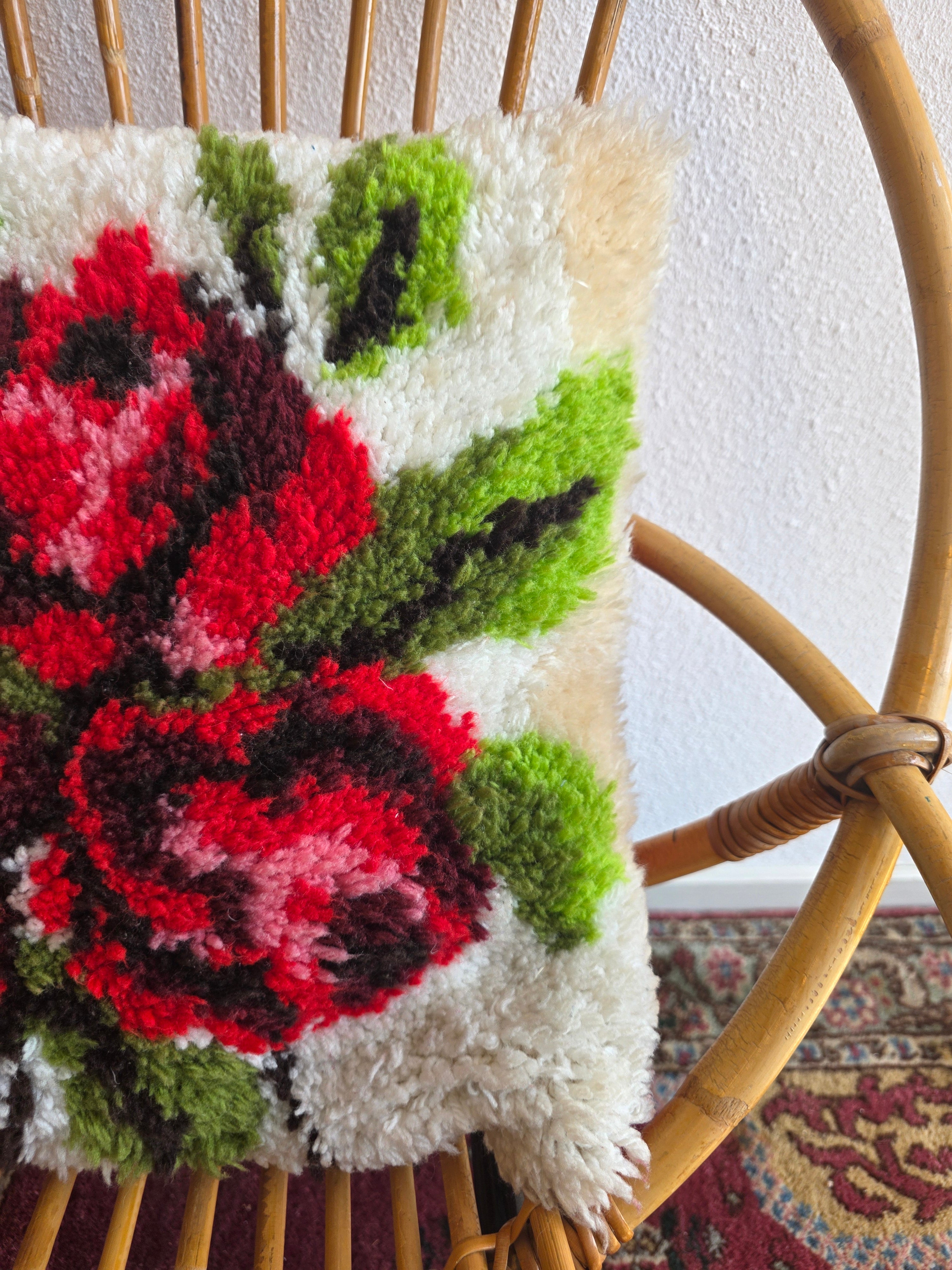 Vintage handgeknoopt bloemenkussen