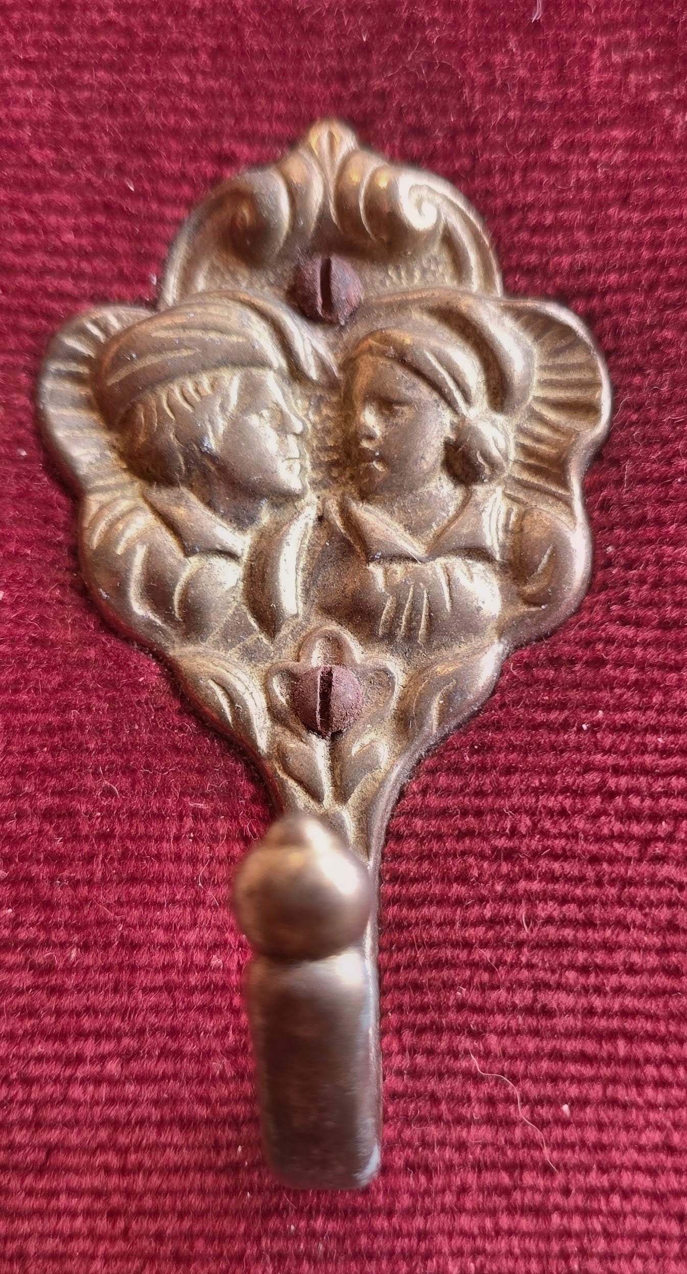 Vintage kapstok met messing haken rood