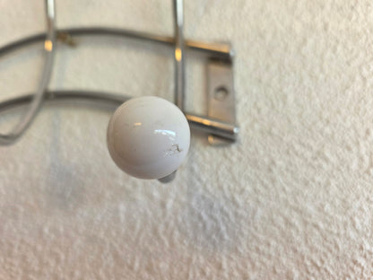 Retro wandkapstok in Sputnik-stijl met 6 witte knoppen