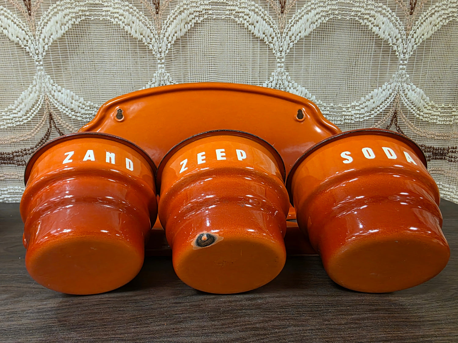 Vintage emaille oranje wandrek met zeep-, zand- en sodabakjes