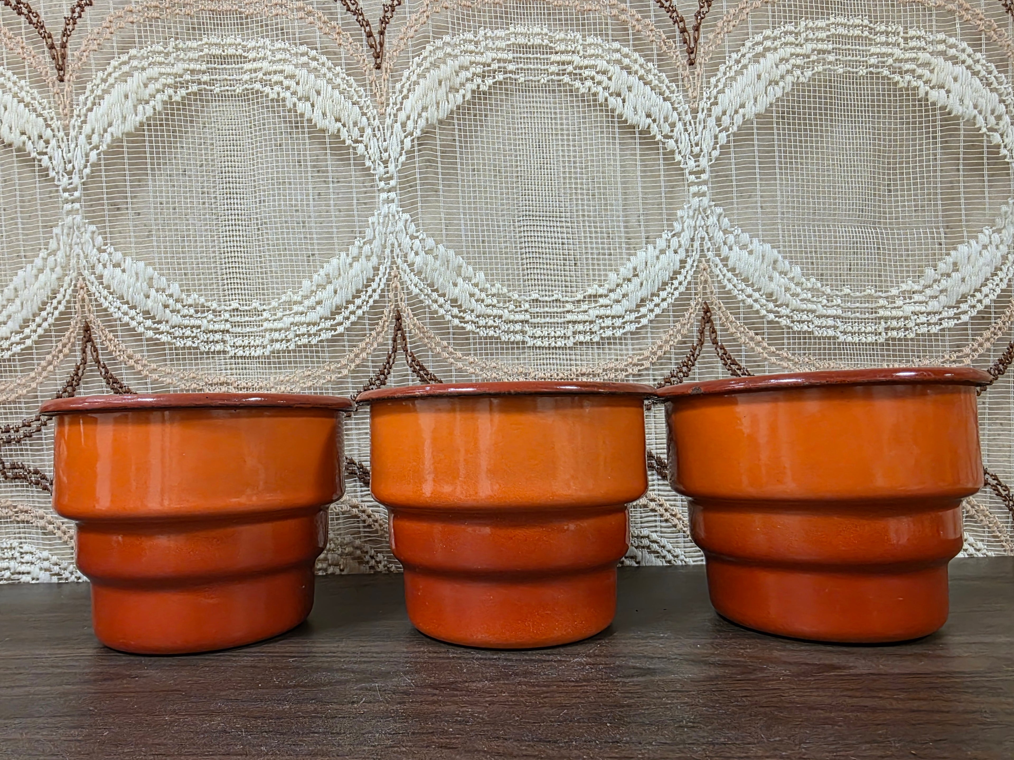 Vintage emaille oranje wandrek met zeep-, zand- en sodabakjes