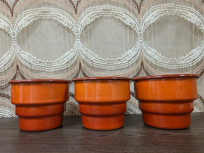Vintage emaille oranje wandrek met zeep-, zand- en sodabakjes