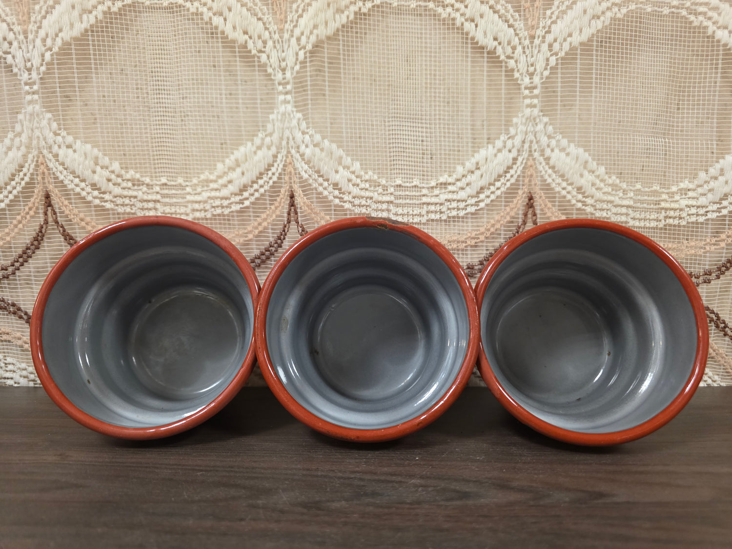 Vintage emaille oranje wandrek met zeep-, zand- en sodabakjes