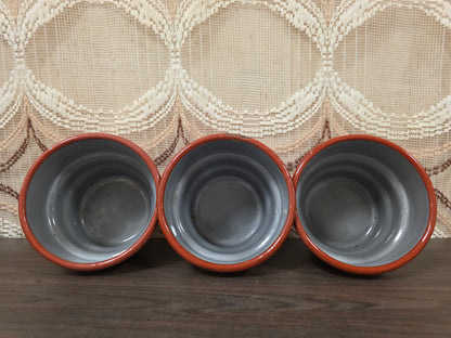 Vintage emaille oranje wandrek met zeep-, zand- en sodabakjes