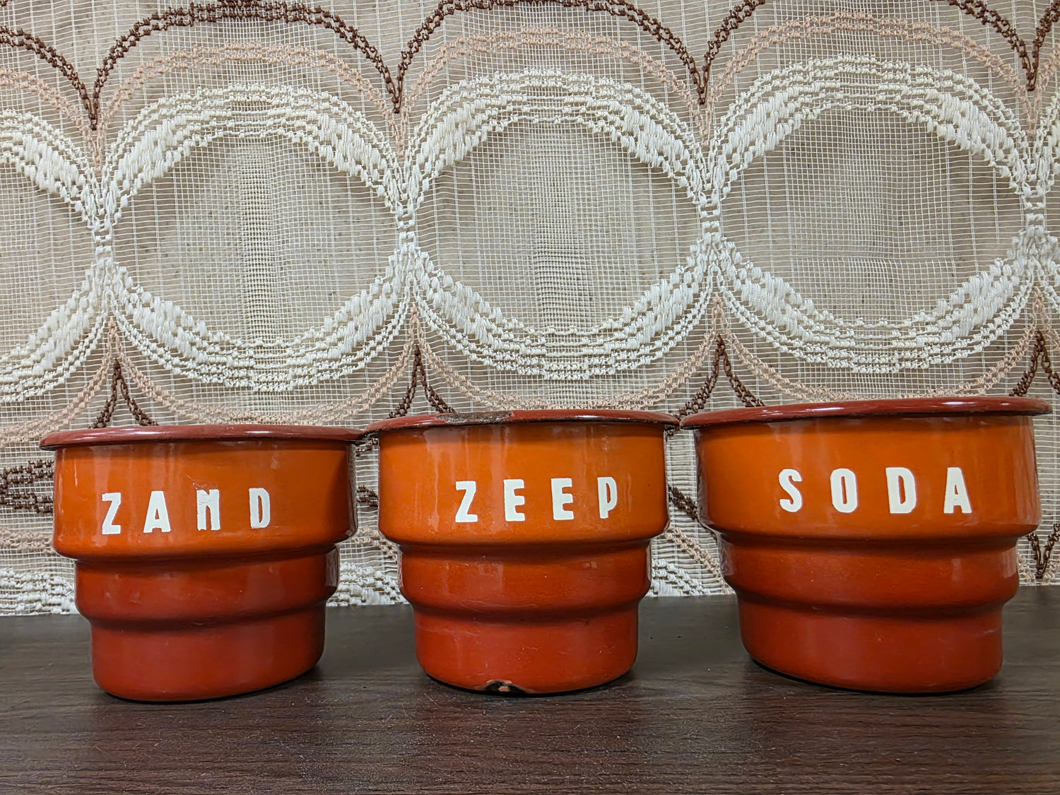 Vintage emaille oranje wandrek met zeep-, zand- en sodabakjes