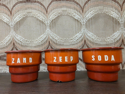Vintage emaille oranje wandrek met zeep-, zand- en sodabakjes