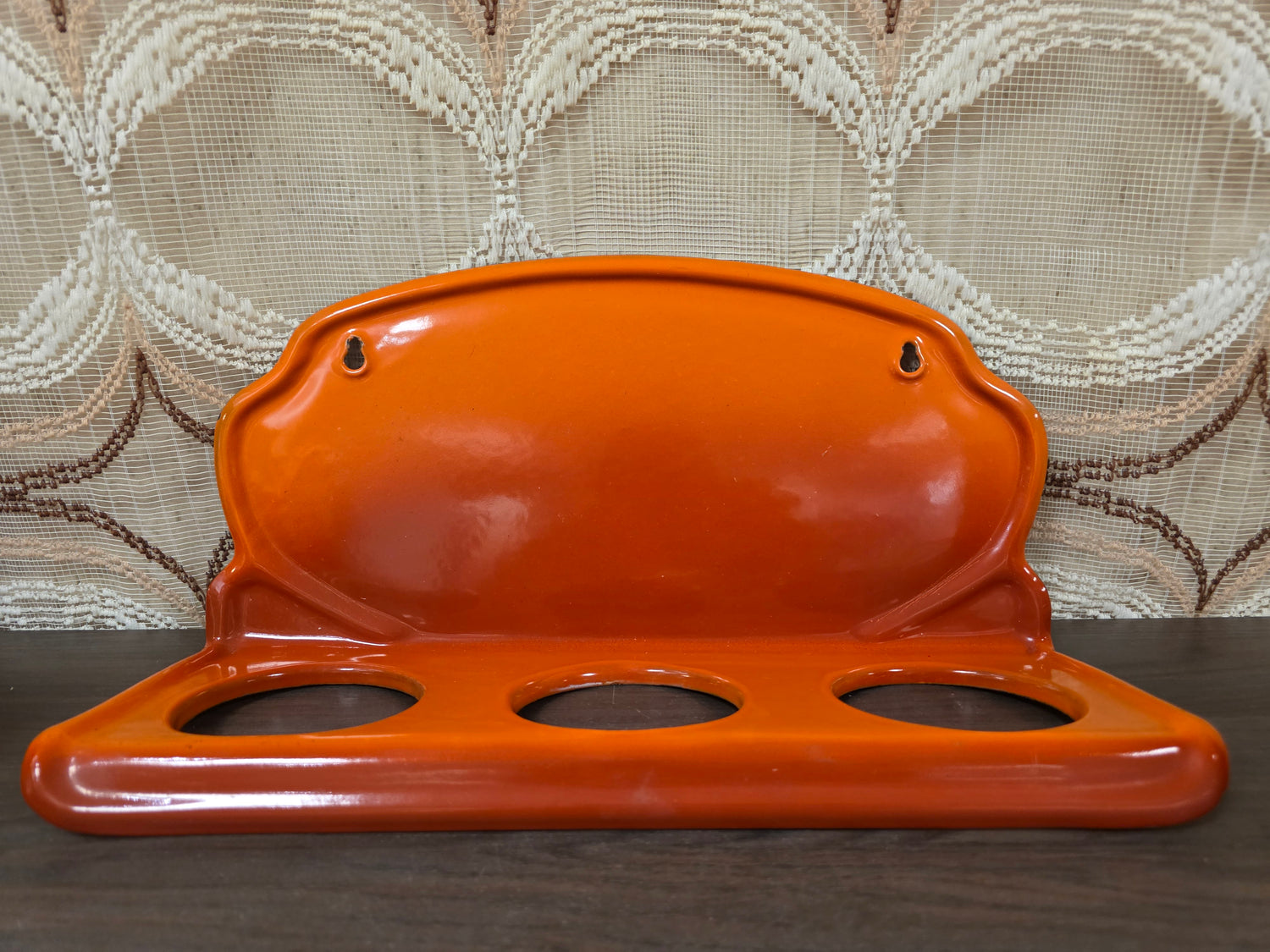Vintage emaille oranje wandrek met zeep-, zand- en sodabakjes