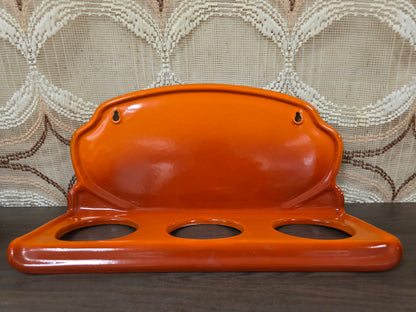 Vintage emaille oranje wandrek met zeep-, zand- en sodabakjes
