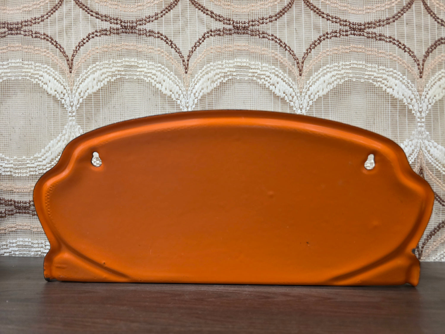 Vintage emaille oranje wandrek met zeep-, zand- en sodabakjes
