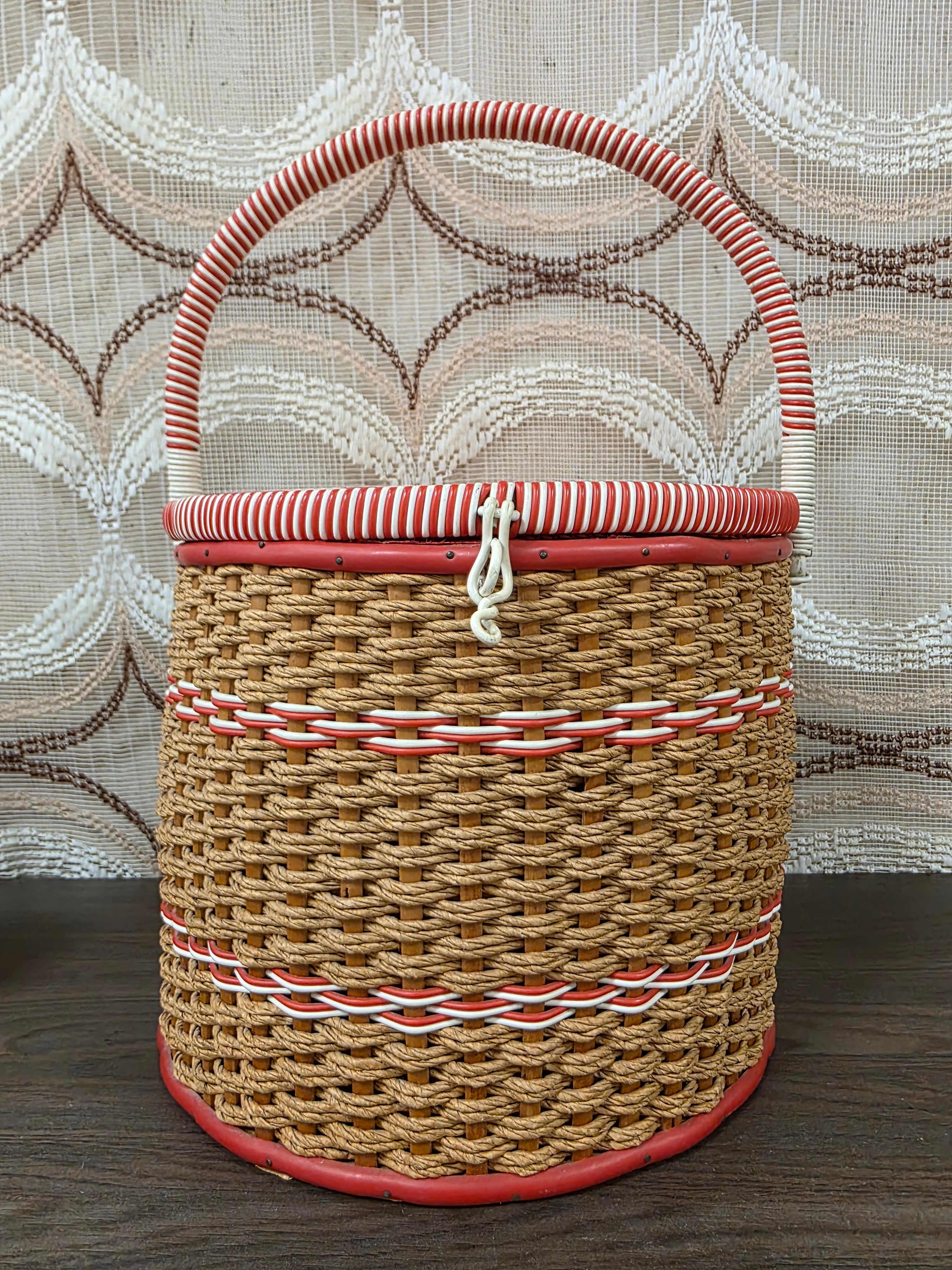 Vintage naaimand met rood satijnen binnenzijde
