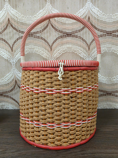 Vintage naaimand met rood satijnen binnenzijde