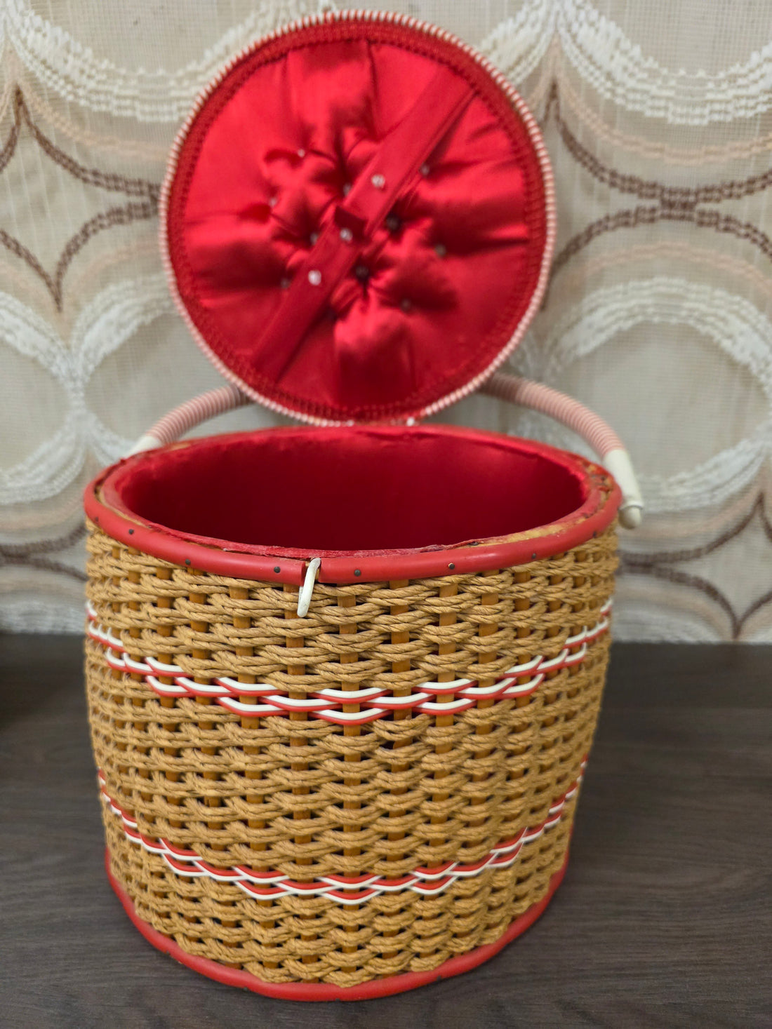 Vintage naaimand met rood satijnen binnenzijde