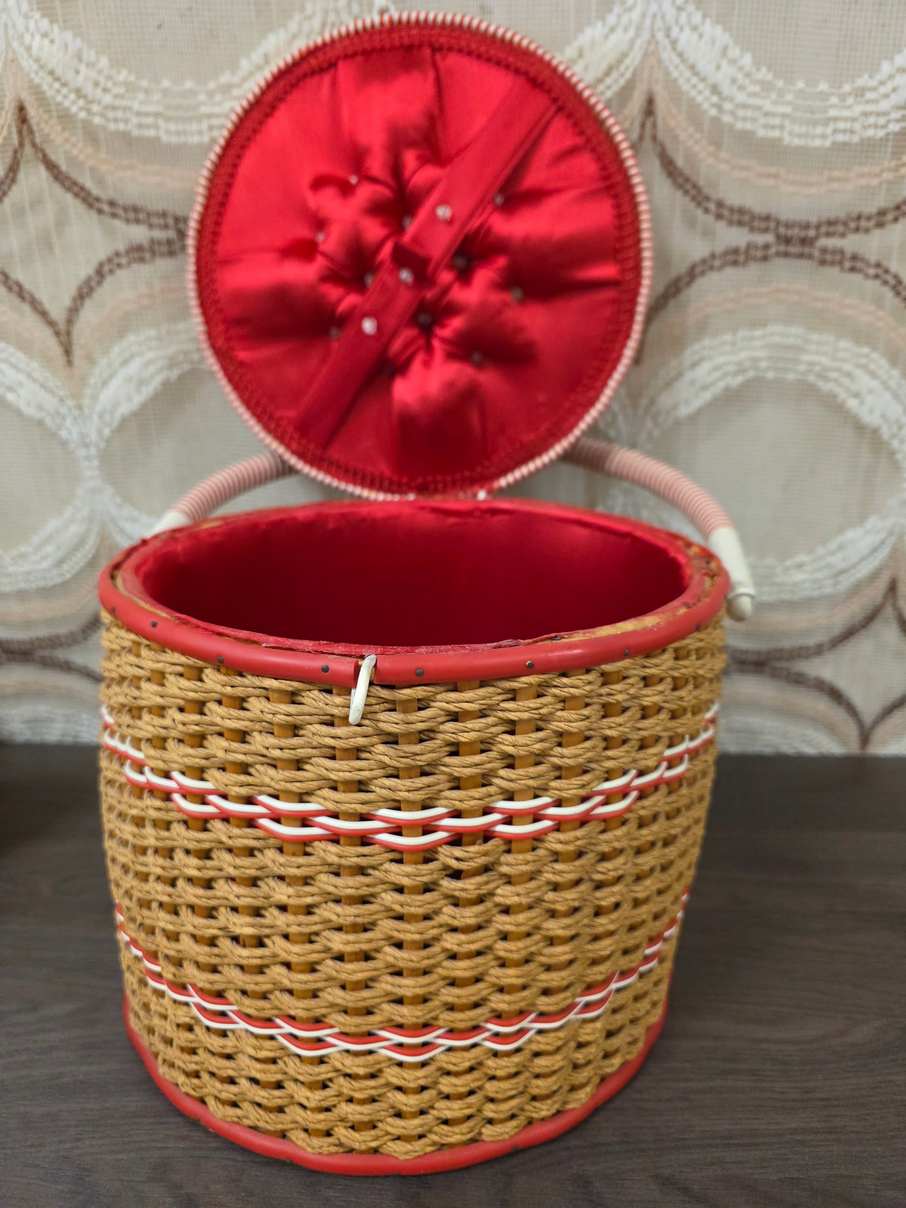 Vintage naaimand met rood satijnen binnenzijde