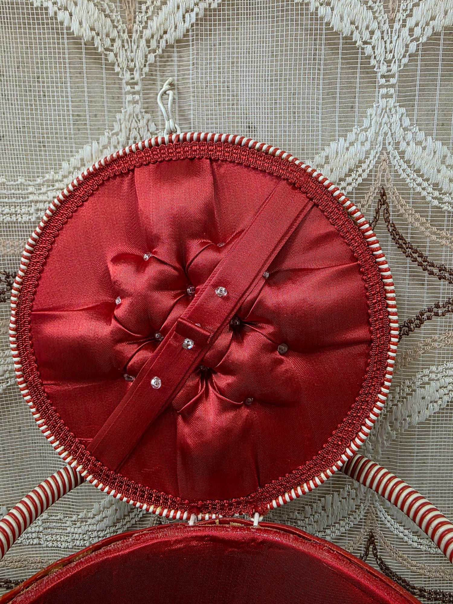 Vintage naaimand met rood satijnen binnenzijde
