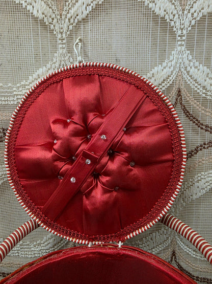 Vintage naaimand met rood satijnen binnenzijde