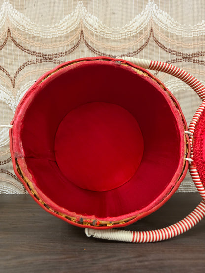 Vintage naaimand met rood satijnen binnenzijde